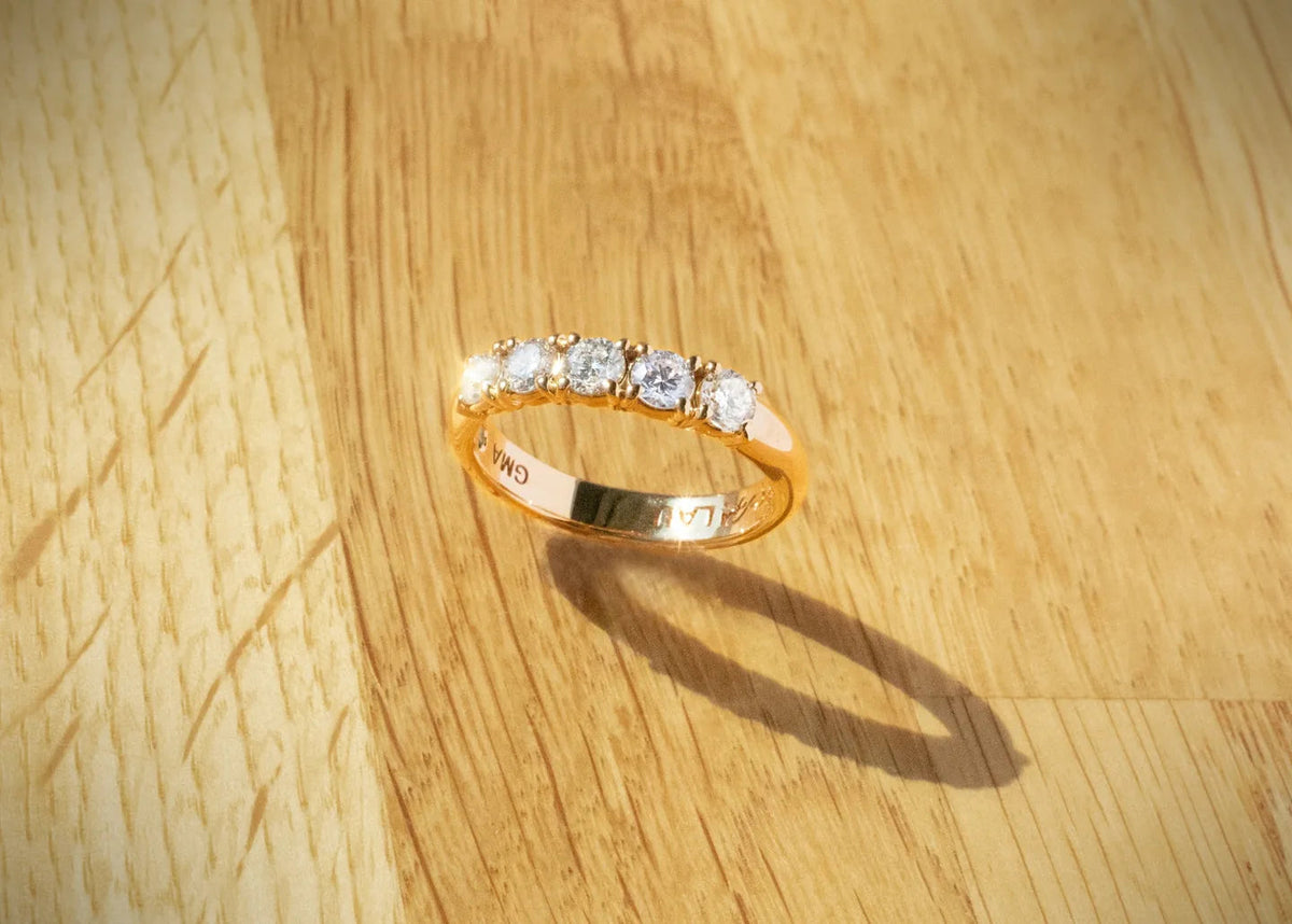 Ring i gult guld med fem diamanter på i alt 1,5 ct set fra en anden vinkel
