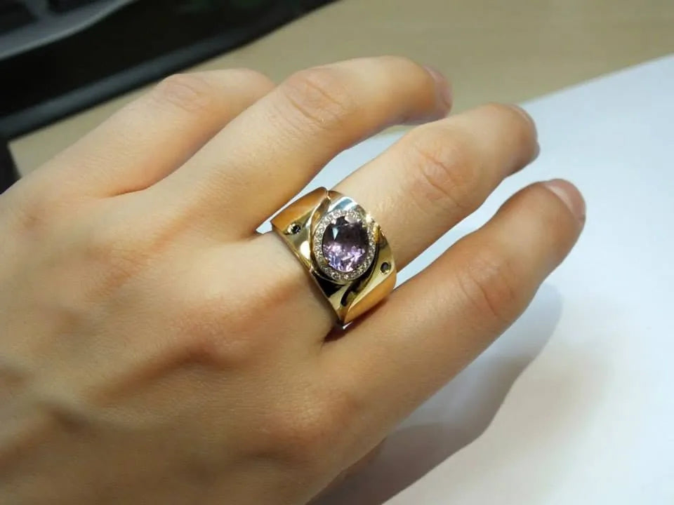Blå oval sten i en skulpturel ring — en anden vinkel
