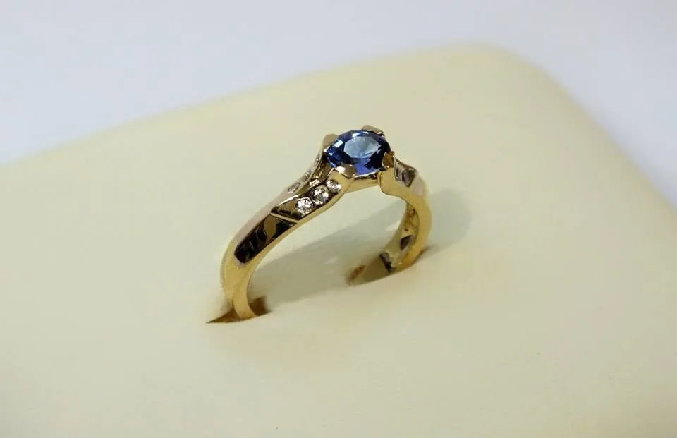 Ring med blå sten og smalle detaljer — en anden vinkel