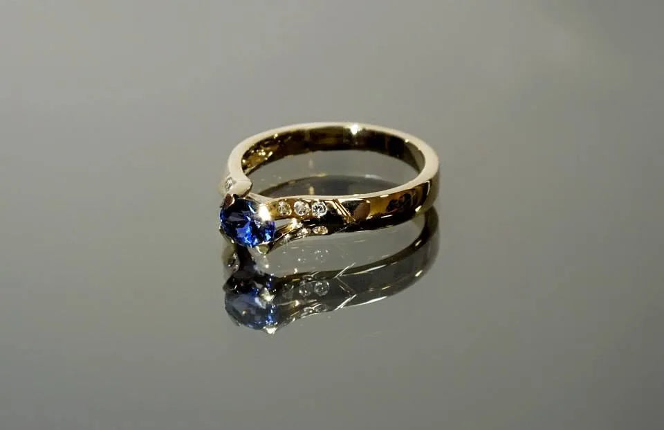Ring med blå sten og smalle detaljer — en anden vinkel