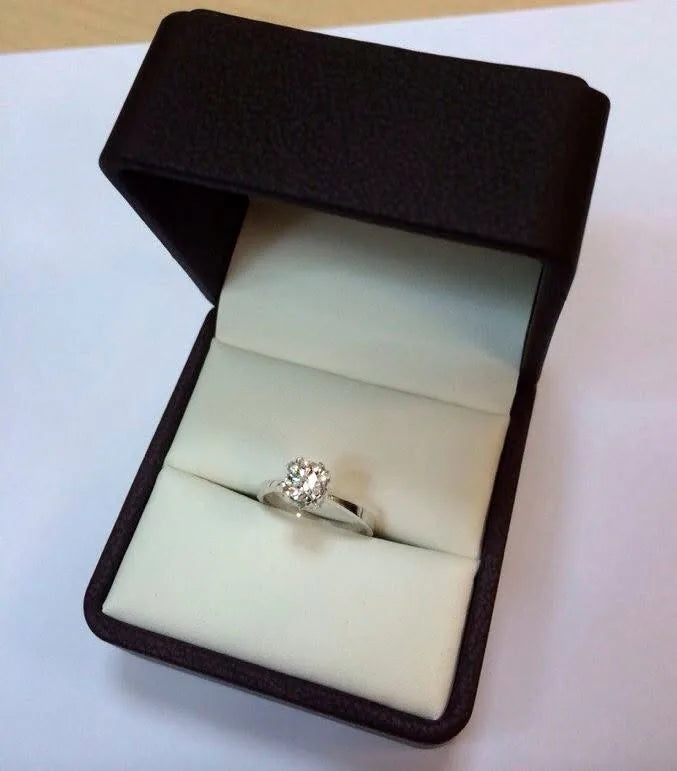 Ring med flere lyse sten — en anden vinkel