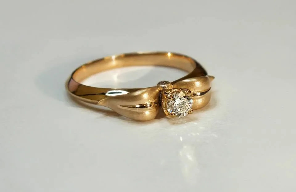 Åben ring med lyse sten — en anden vinkel