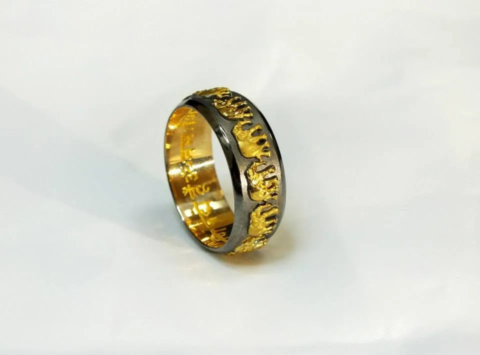 Bred ring med mørkt mønster — en anden vinkel
