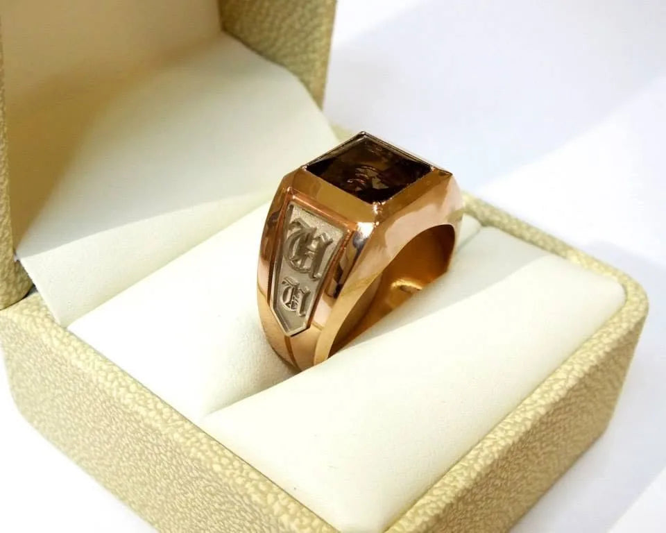 Ring med indgraverede sider — en anden vinkel
