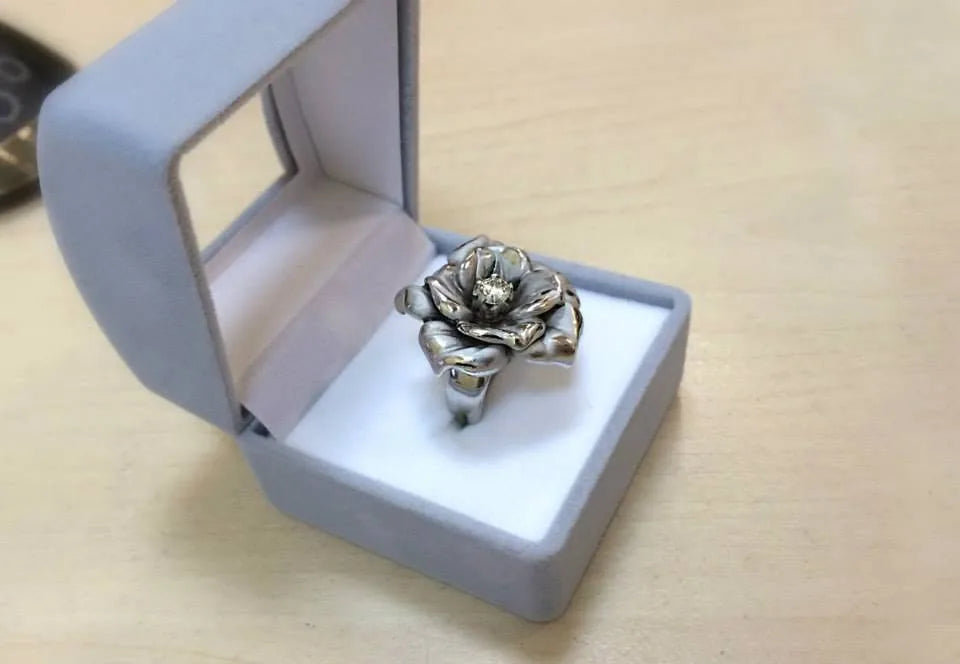 Ring med blomstermotiv — en anden vinkel
