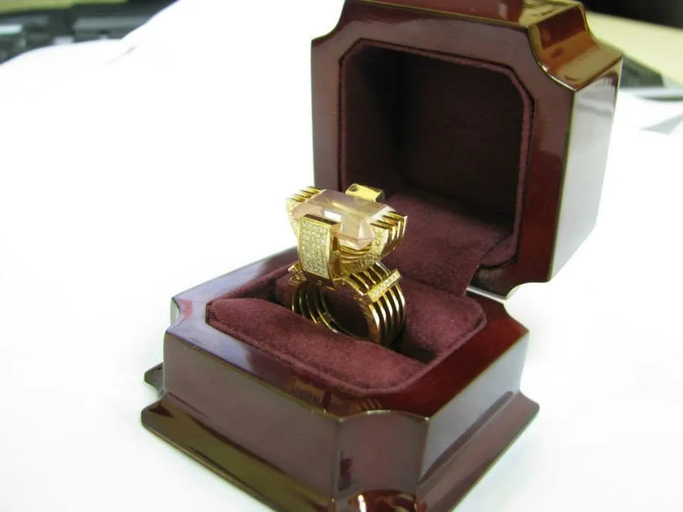 Ring med geometrisk, skulpturel top — en anden vinkel