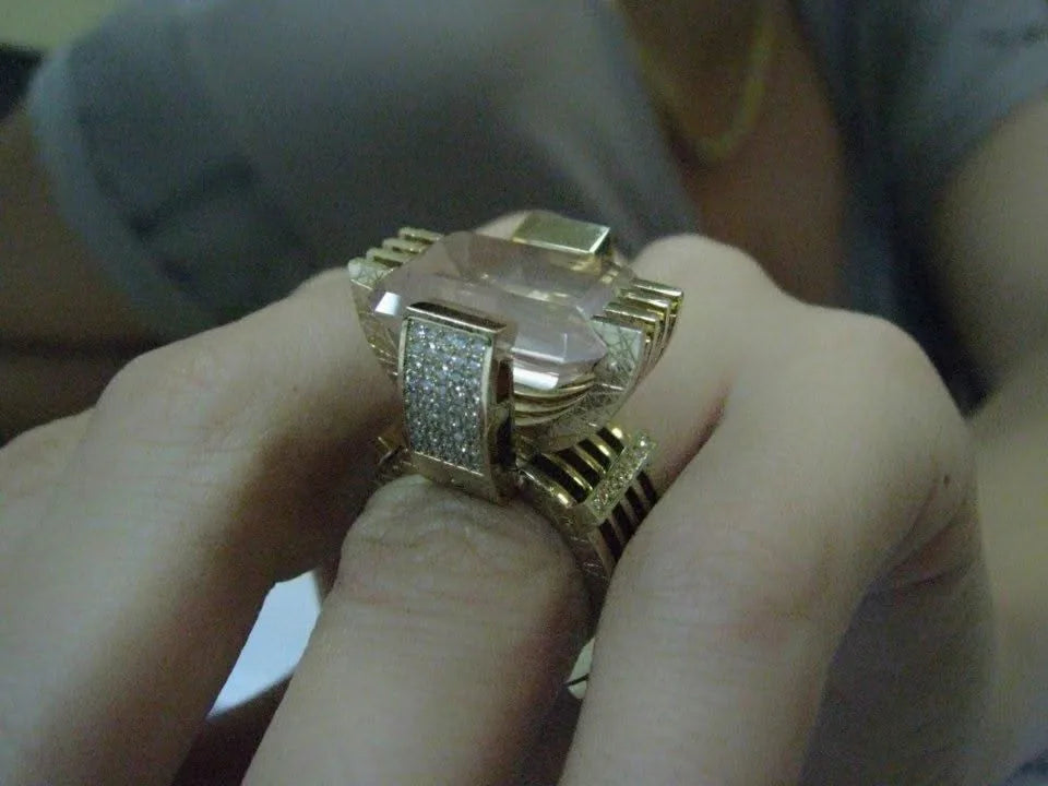 Ring med geometrisk, skulpturel top — en anden vinkel