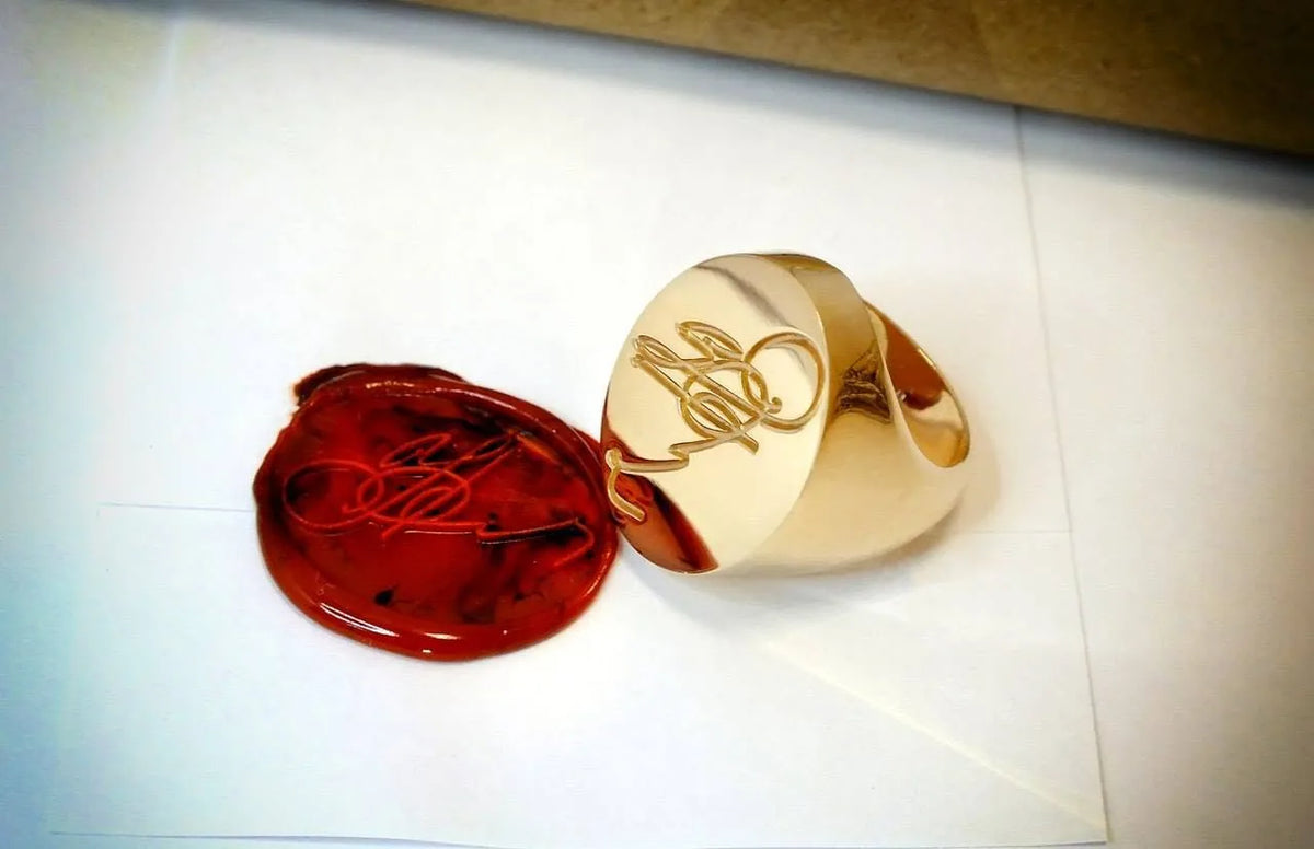 Signetring med monogram — en anden vinkel