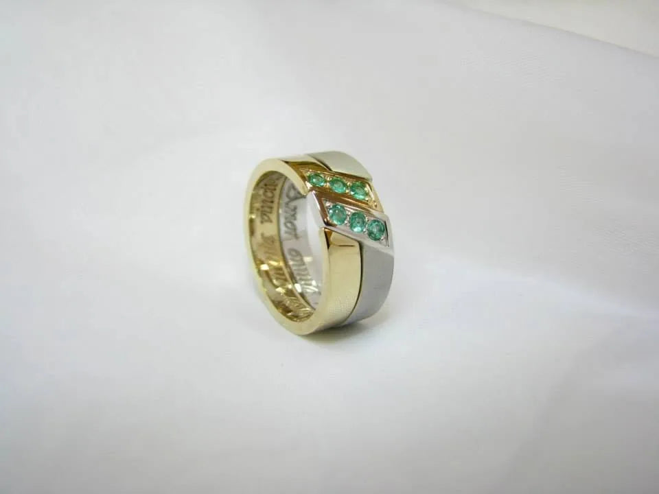Åben ring med grønne sten — en anden vinkel