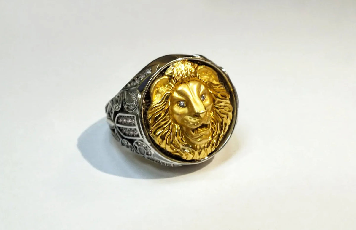Ring med ovalt relief — en anden vinkel