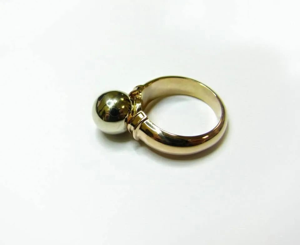 Ring med rund sten — en anden vinkel