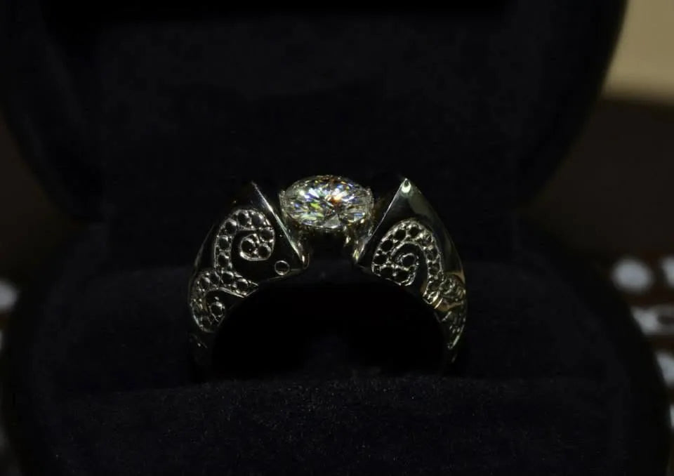 Ring med rundt ornament — en anden vinkel