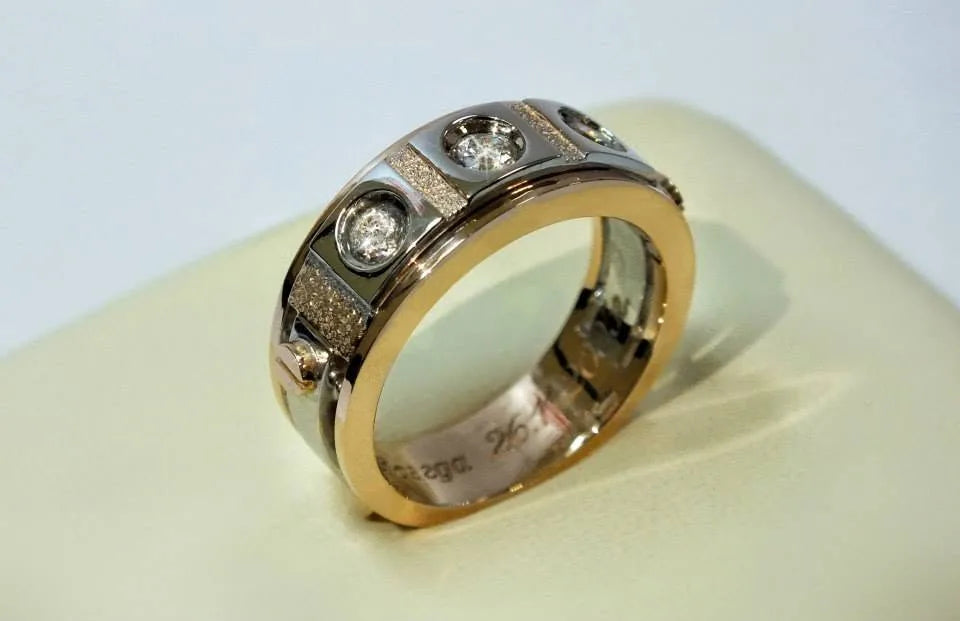 Bred ring med runde sten — en anden vinkel