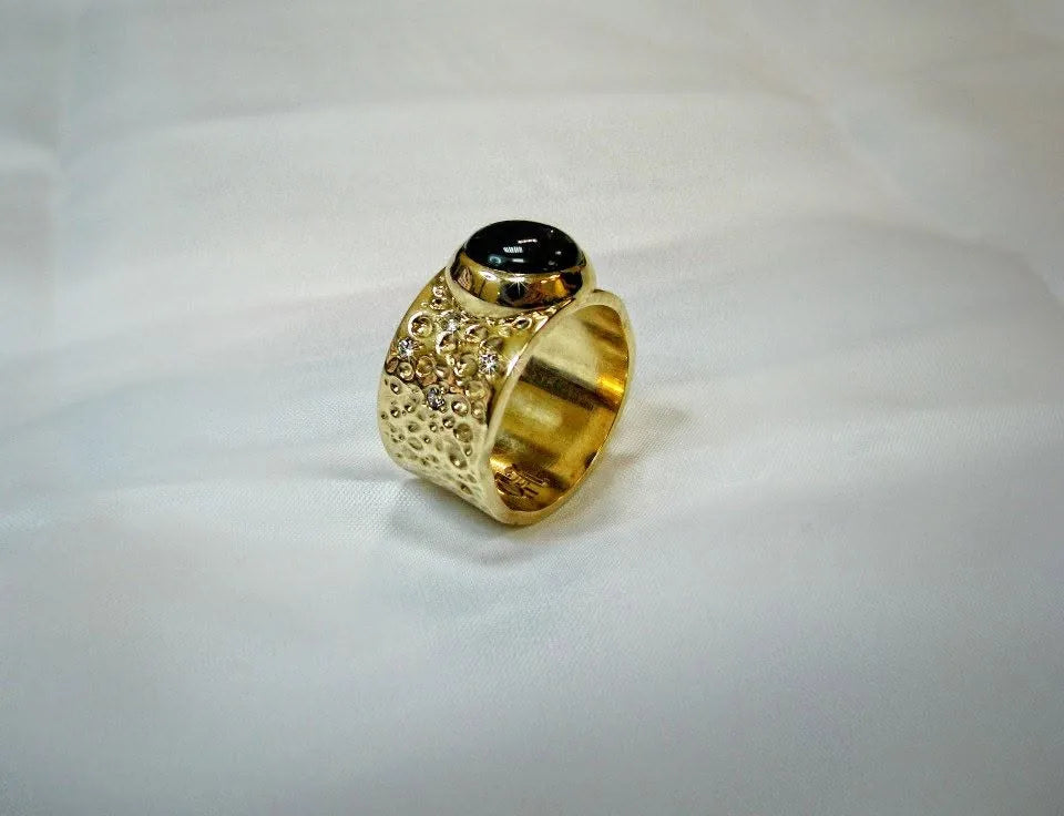 Bred ring med mørk sten — en anden vinkel