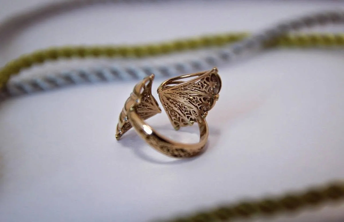 Ring med vingemotiv — en anden vinkel