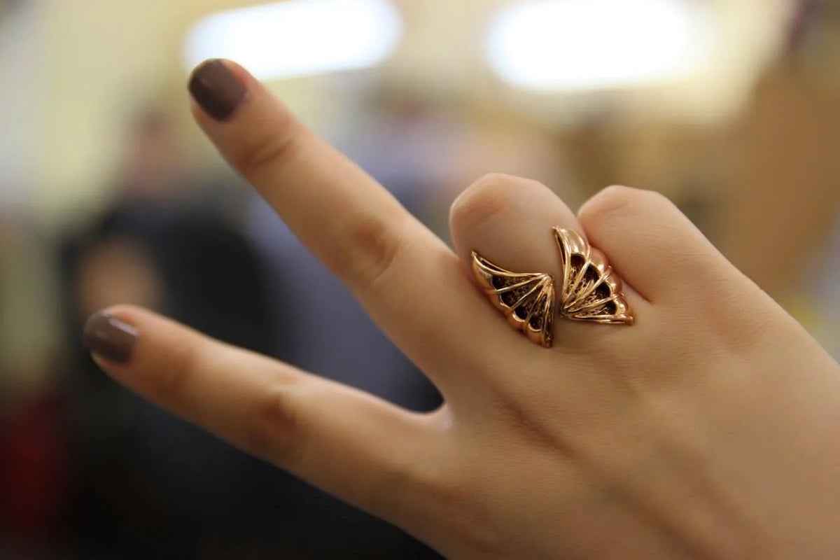 Ring med vingemotiv — en anden vinkel