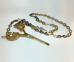 Vedhæng "Golden Scissors" og en kæde med kundens initialer