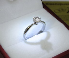 Klassisk ring med en diamant. Hvid 18 Kt guld