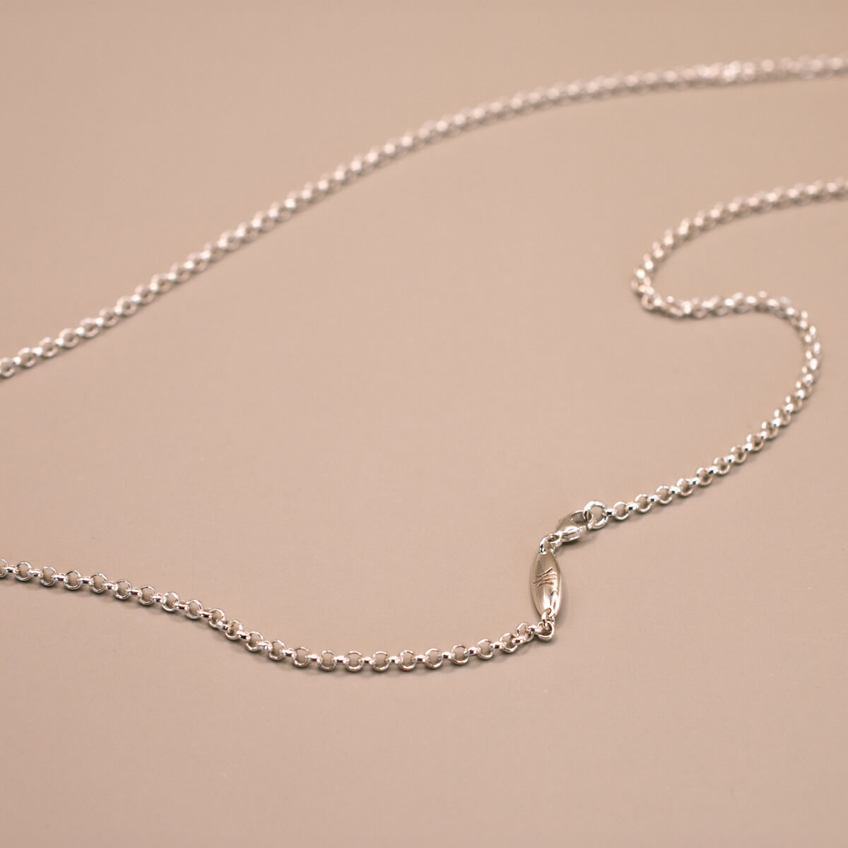 Ærtekæde i 18 kt hvidguld med blå diamant, detaljevisning