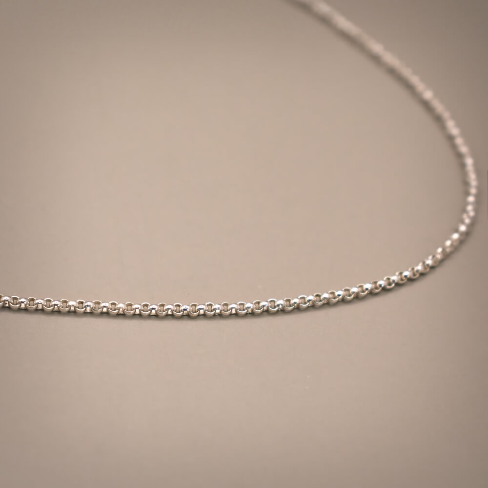 Ærtekæde i 18 kt hvidguld med blå diamant, nærbillede