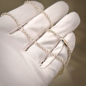 Ærtekæde i 18 kt hvidguld med blå diamant, set fra siden