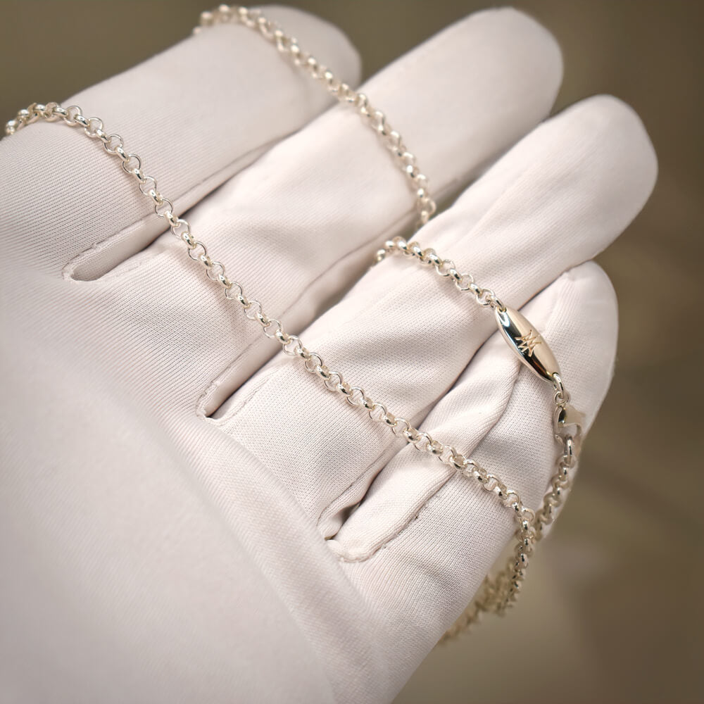 Ærtekæde i 18 kt hvidguld med blå diamant, set fra siden