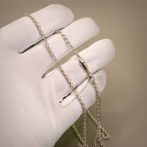 Ærtekæde i 18 kt hvidguld med blå diamant, alternativ vinkel
