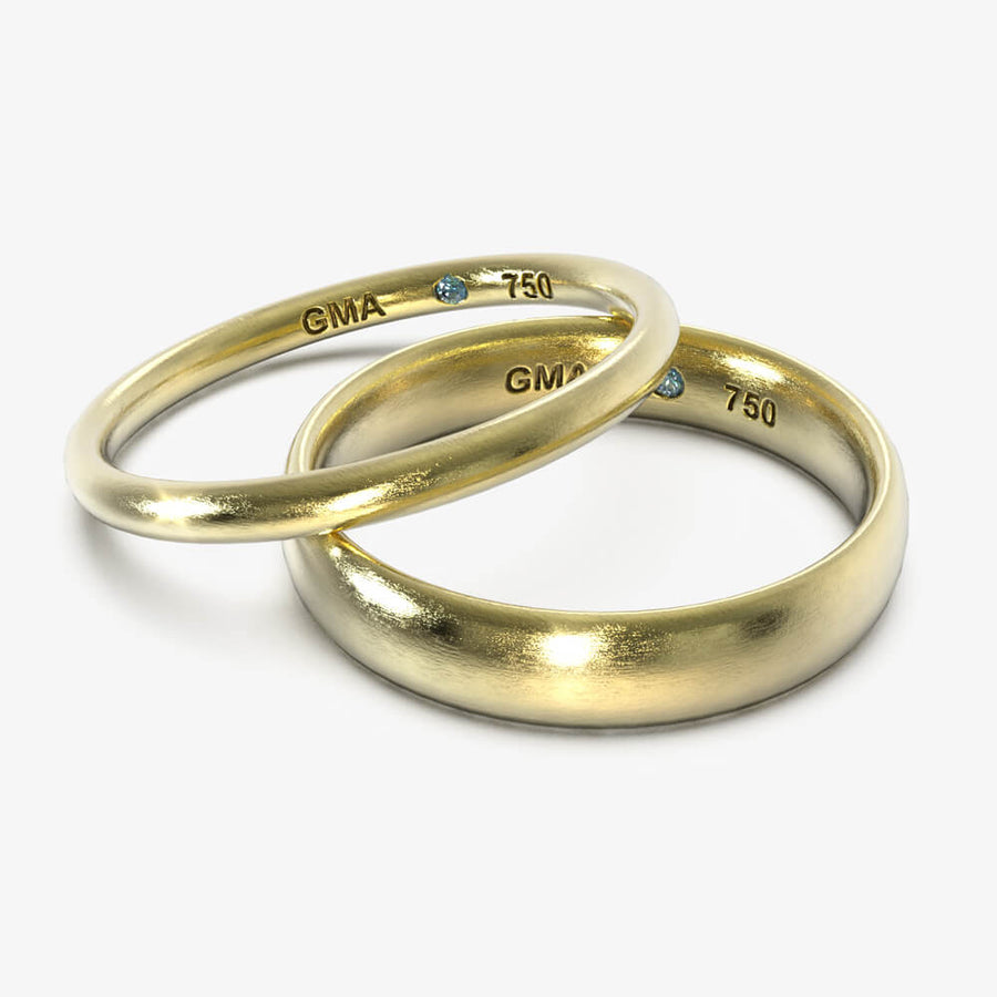 Vielsesringe i 18 kt gult guld med rund profil og blå diamant, produktfoto
