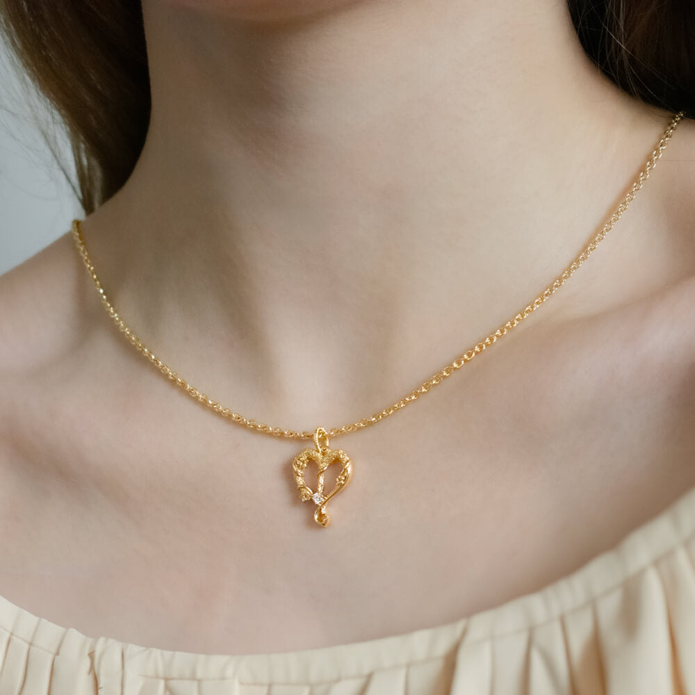 Skorpionen stjernetegnsvedhæng med diamant, hjerteformet design, båret på halsen