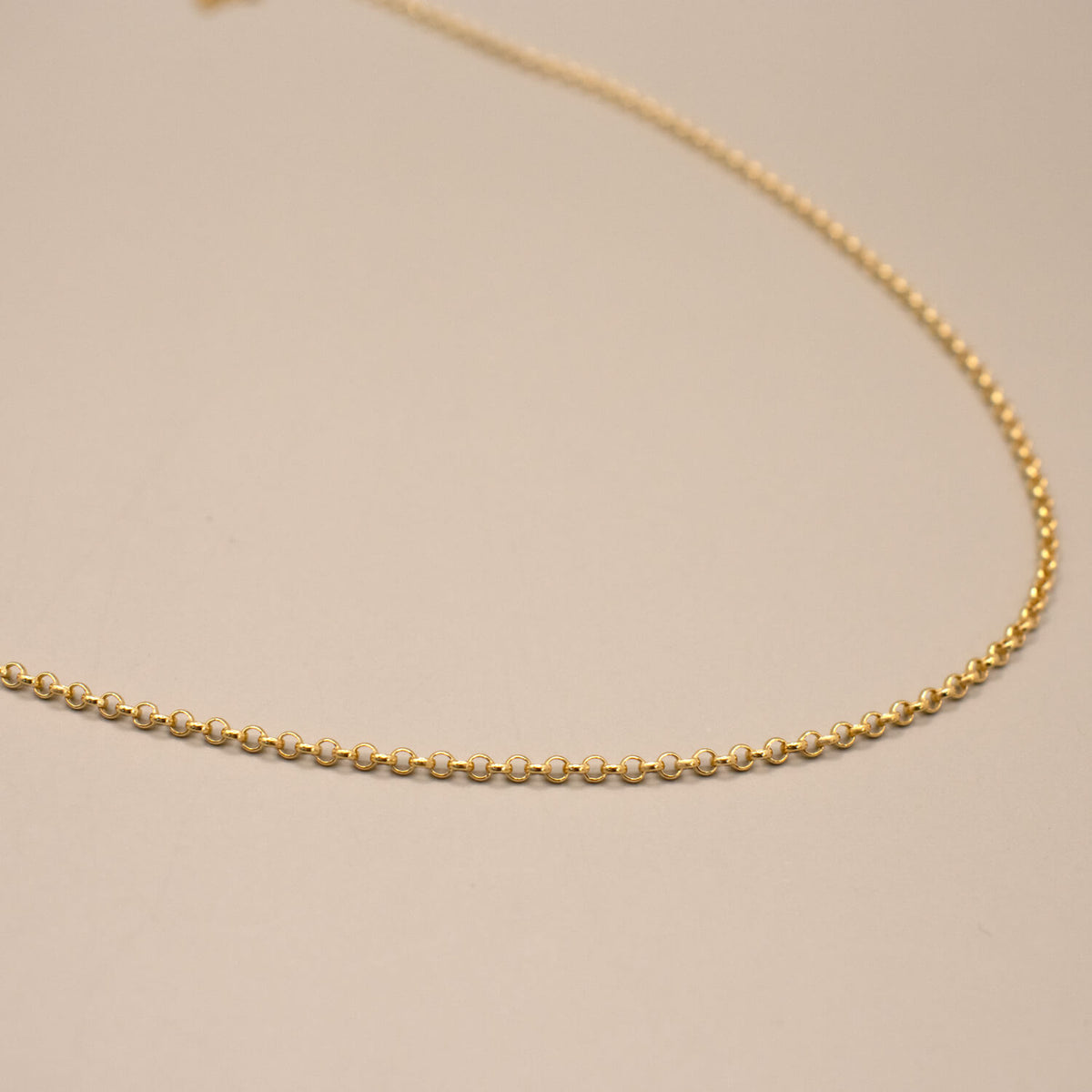 Ærtekæde i 18 kt gult guld med blå diamant, produktfoto
