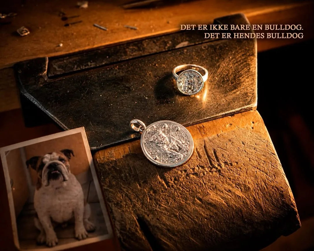 Ring og vedhæng med bulldogportræt ved siden af hundens fotografi