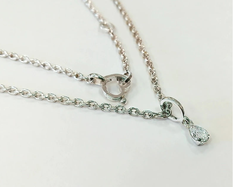 Vedhæng med pæresleben diamant på 0,8 ct, håndlavet ankerkæde og hjerteformet lås