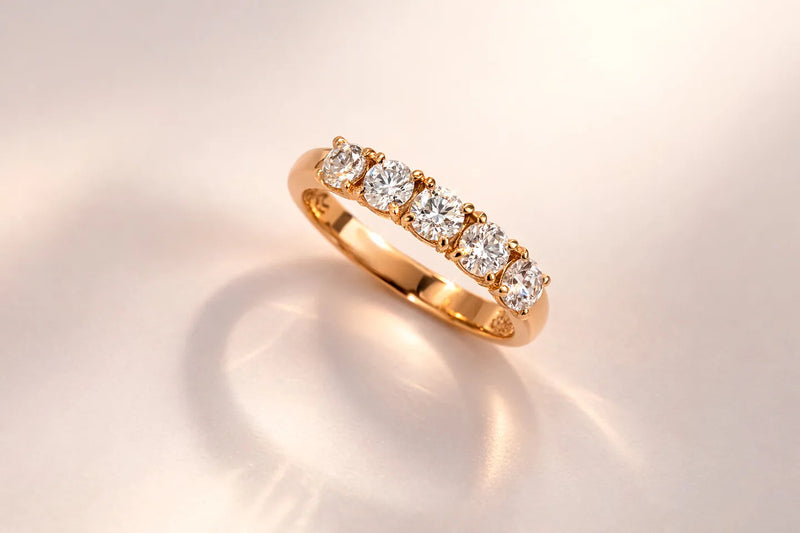Guldring med fem diamanter på i alt 1,5 ct og personlige detaljer indvendigt