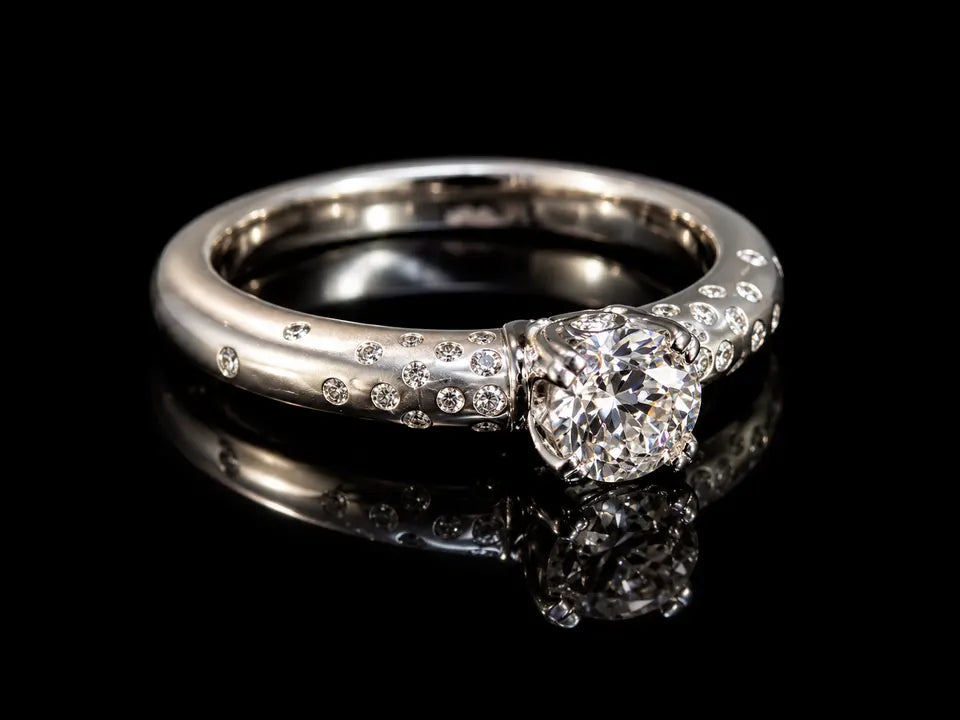 Forlovelsesring med stor diamant og små diamanter
