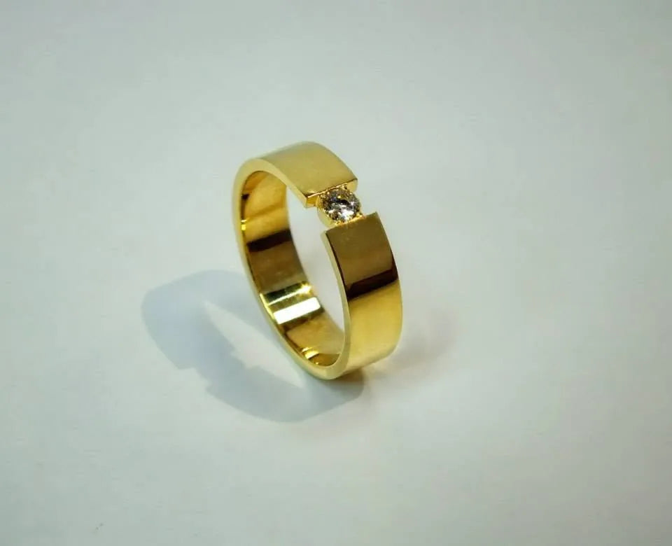 Kantet ring med en lille sten — 1