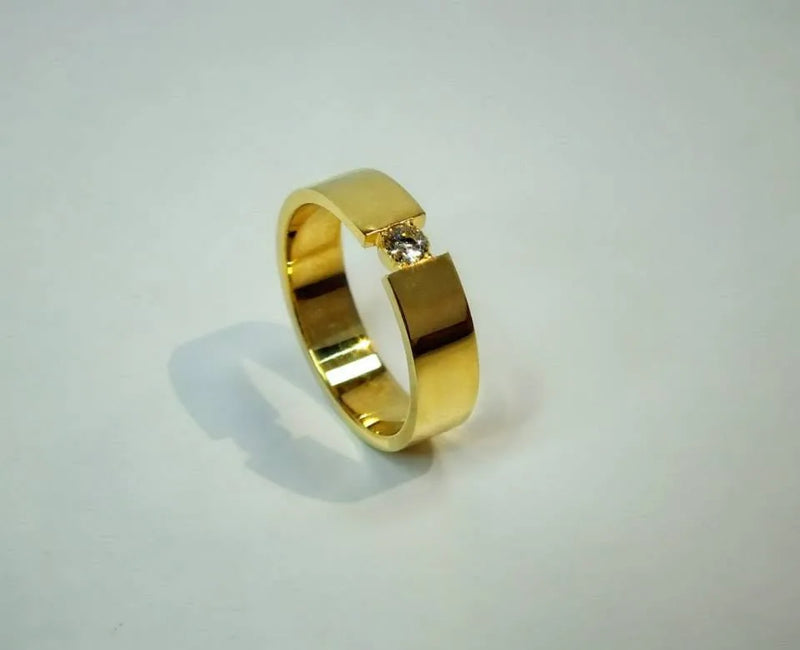 Kantet ring med en lille sten