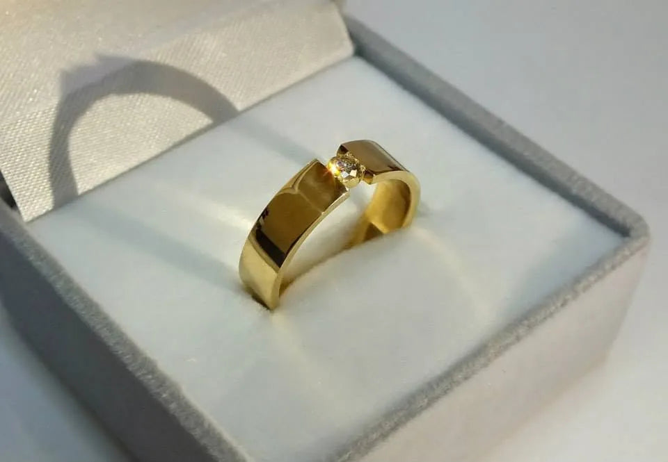 Kantet ring med en lille sten — en anden vinkel