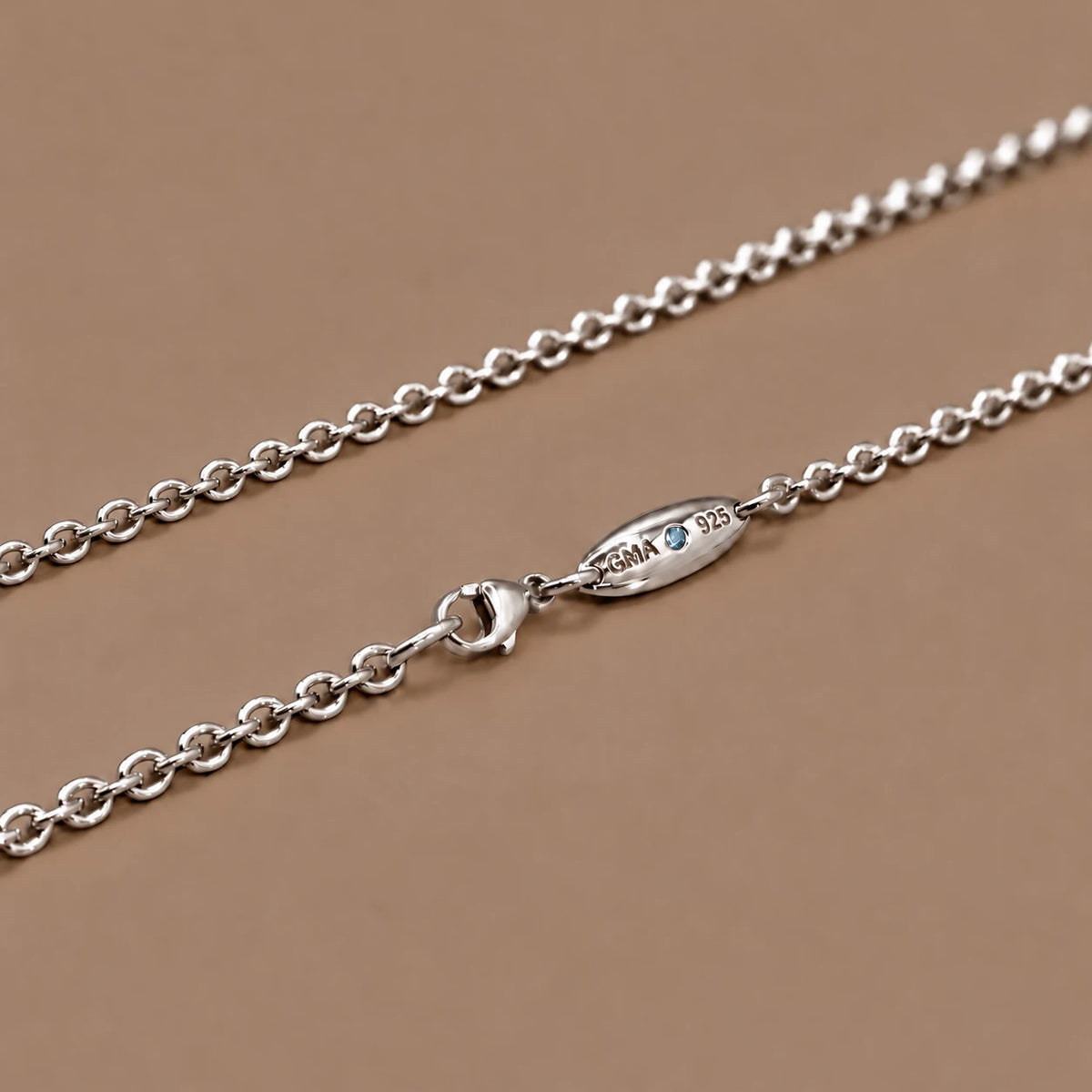 Ankerkæde i 925 sterlingsølv med GMA-stempel og blå diamant.