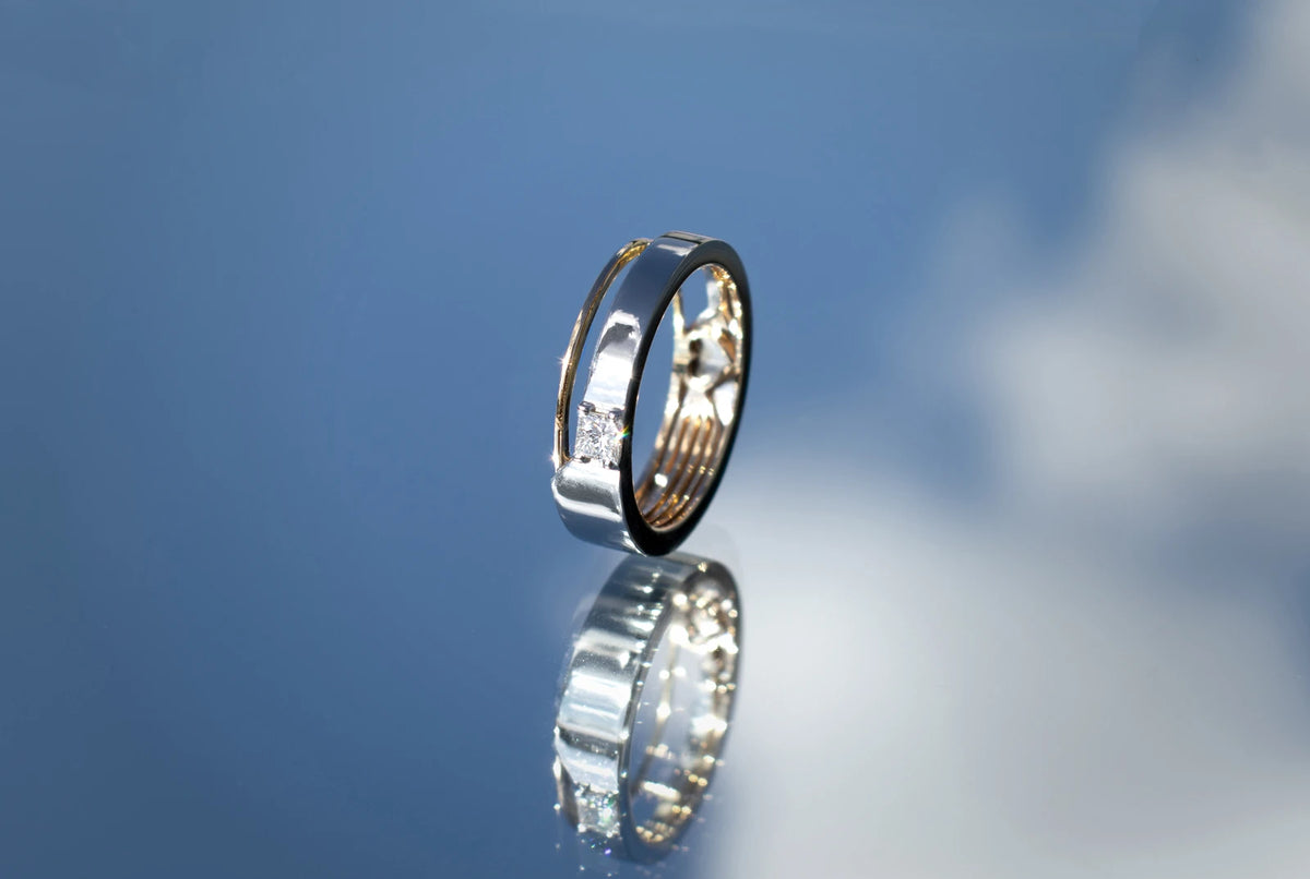 Tofarvet ring med en lys sten