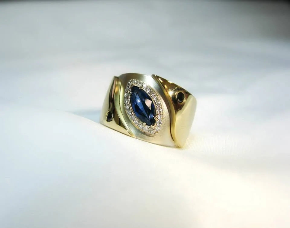 Blå oval sten i en skulpturel ring