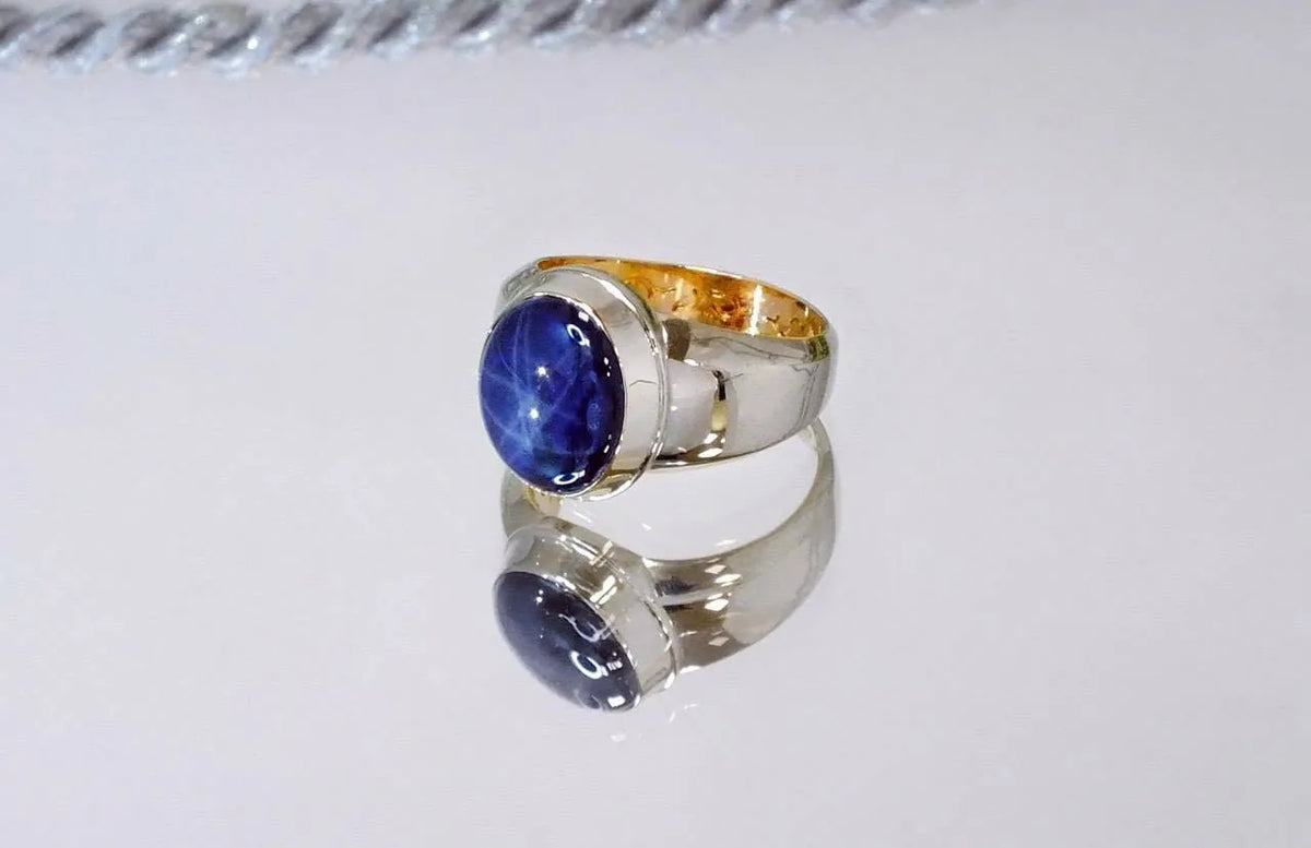 Ring med oval blå sten