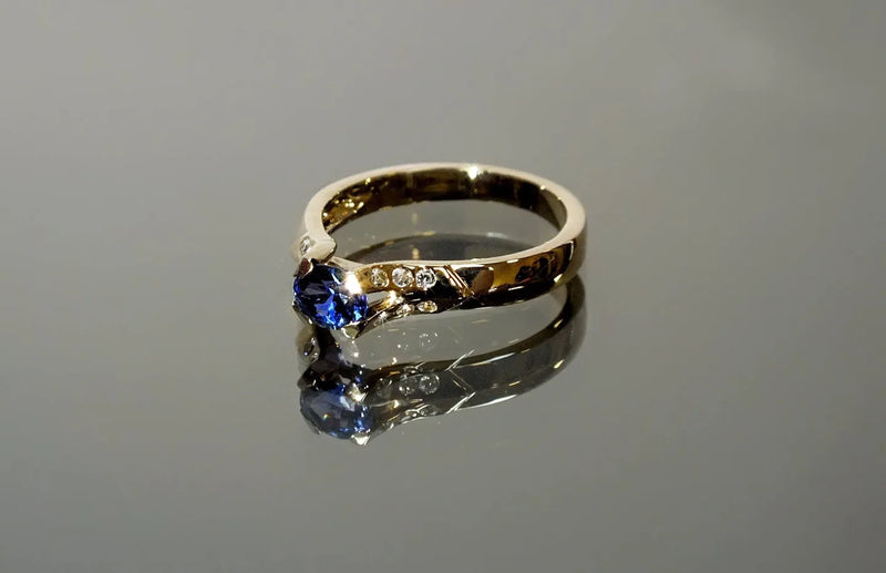 Ring med blå sten og smalle detaljer
