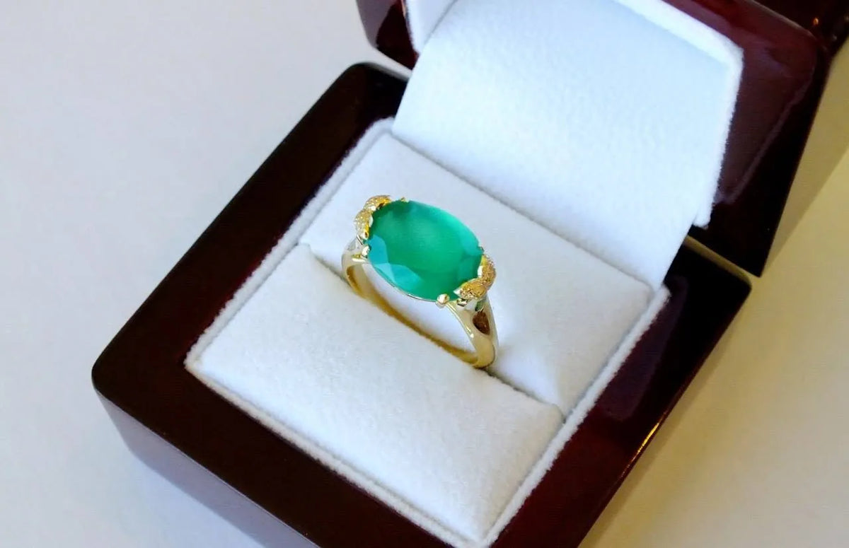 Ring med oval grøn sten