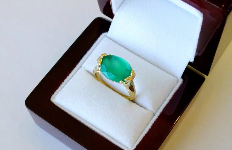 Ring med oval grøn sten