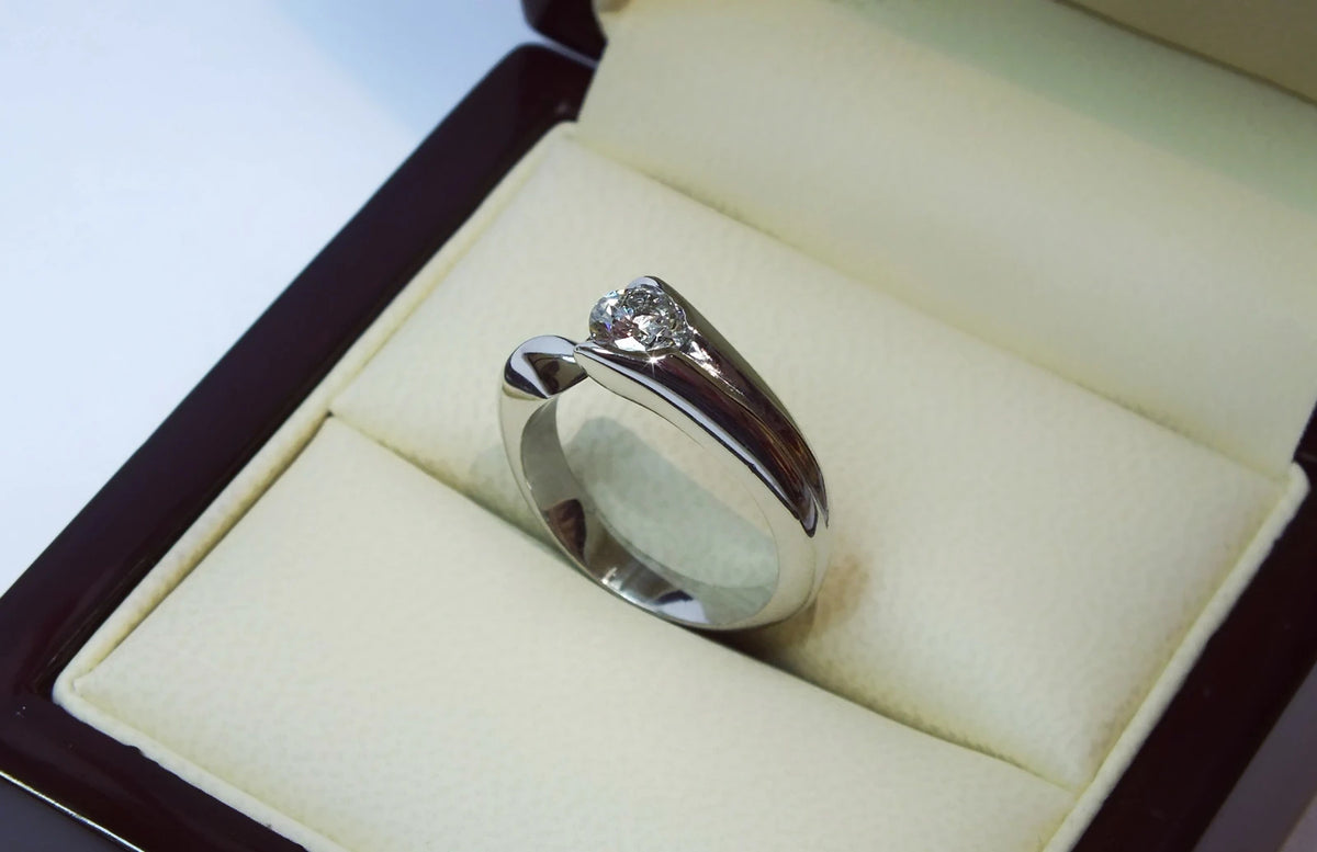 Ring med bred, svungen indfatning