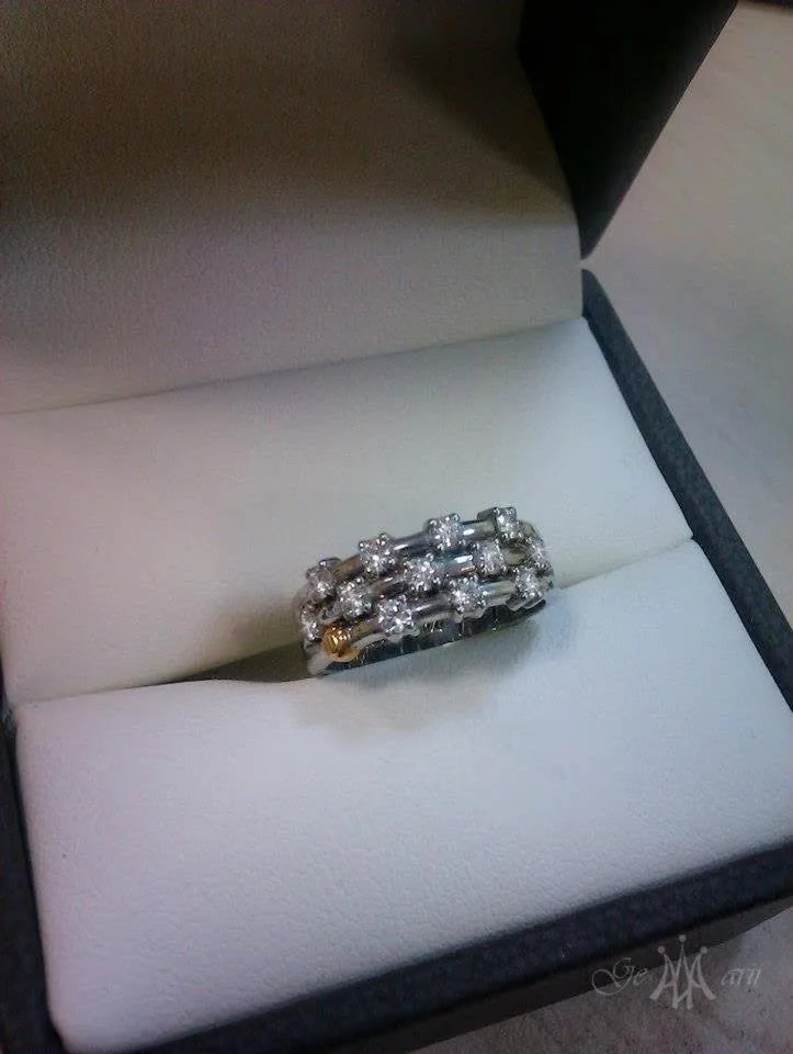 Ring med flere lyse sten