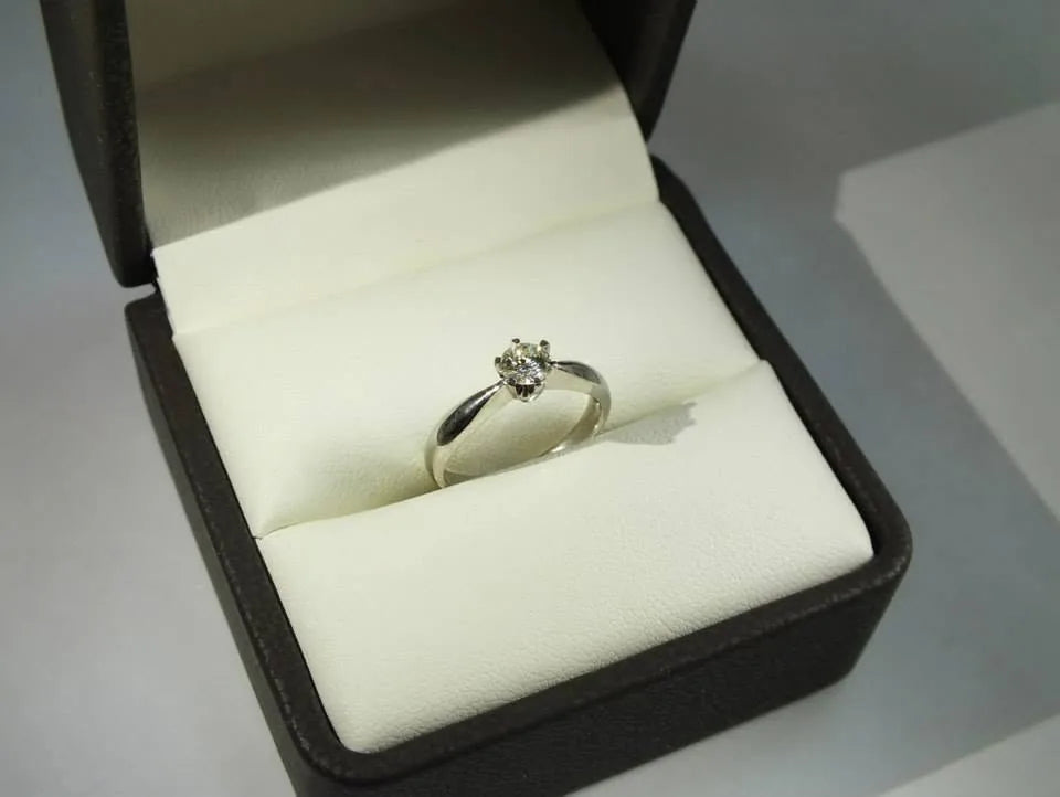 Ring med flere lyse sten — en anden vinkel
