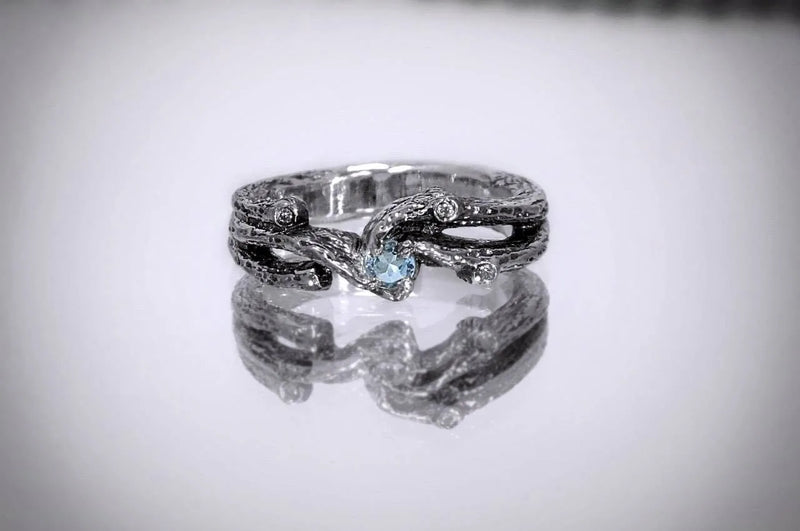 Ring med to snoede former