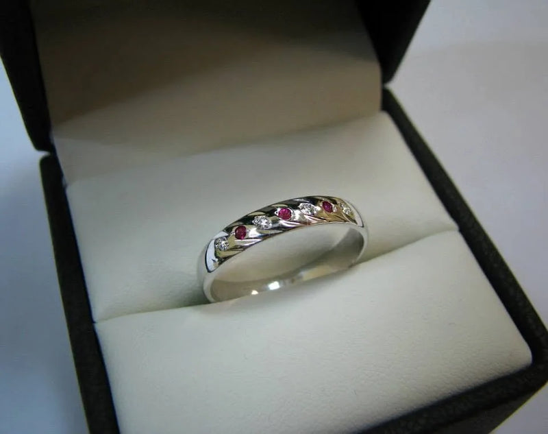 Ring med farvede detaljer