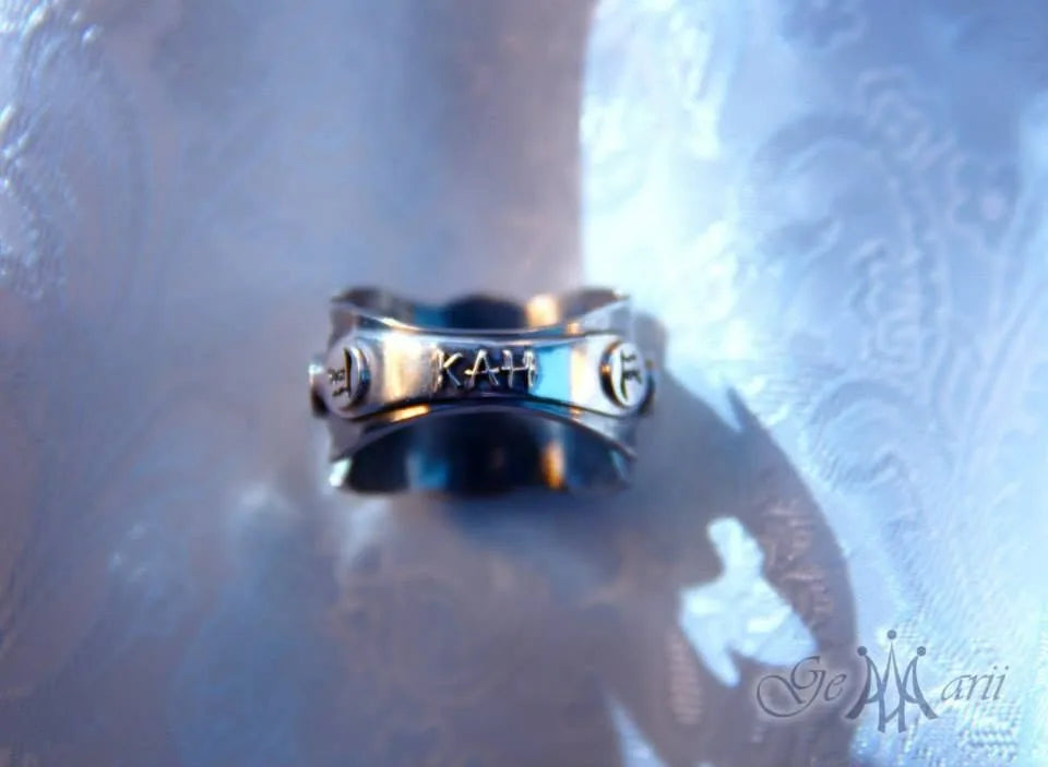 Ring med ornamenterede sider